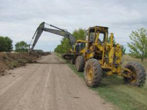 Contin�an los trabajos en caminos rurales de Cachari